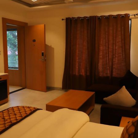 Ananda Castle Hotel Vrindavan Bagian luar foto