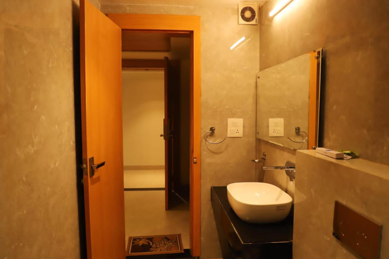 Ananda Castle Hotel Vrindavan Bagian luar foto