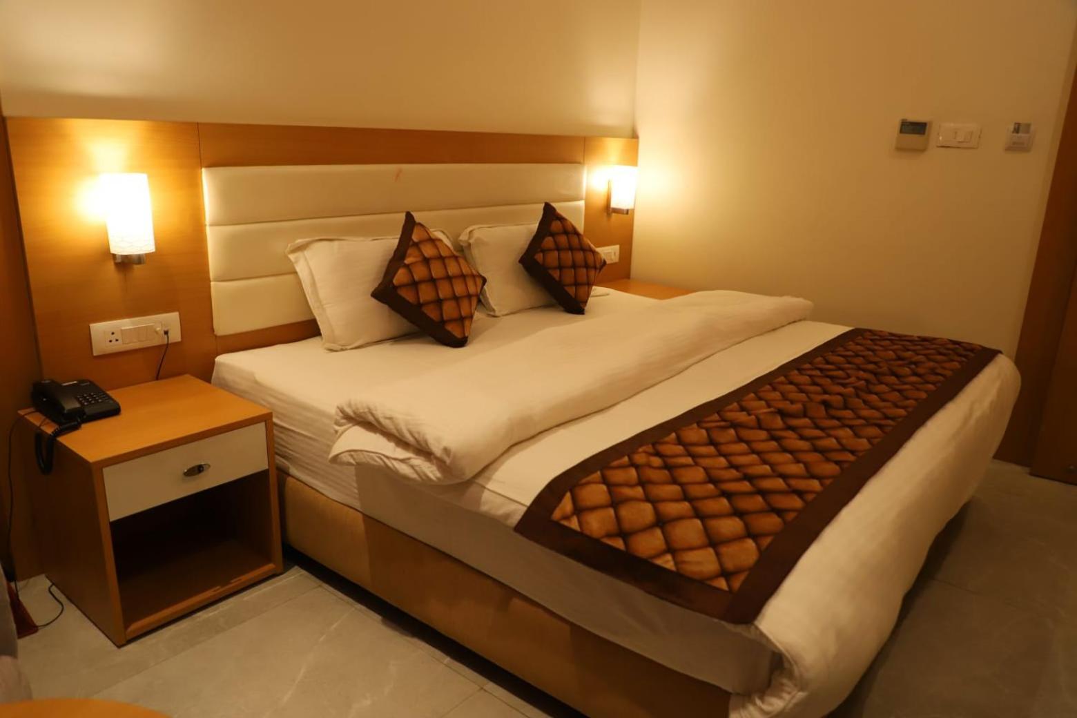 Ananda Castle Hotel Vrindavan Bagian luar foto