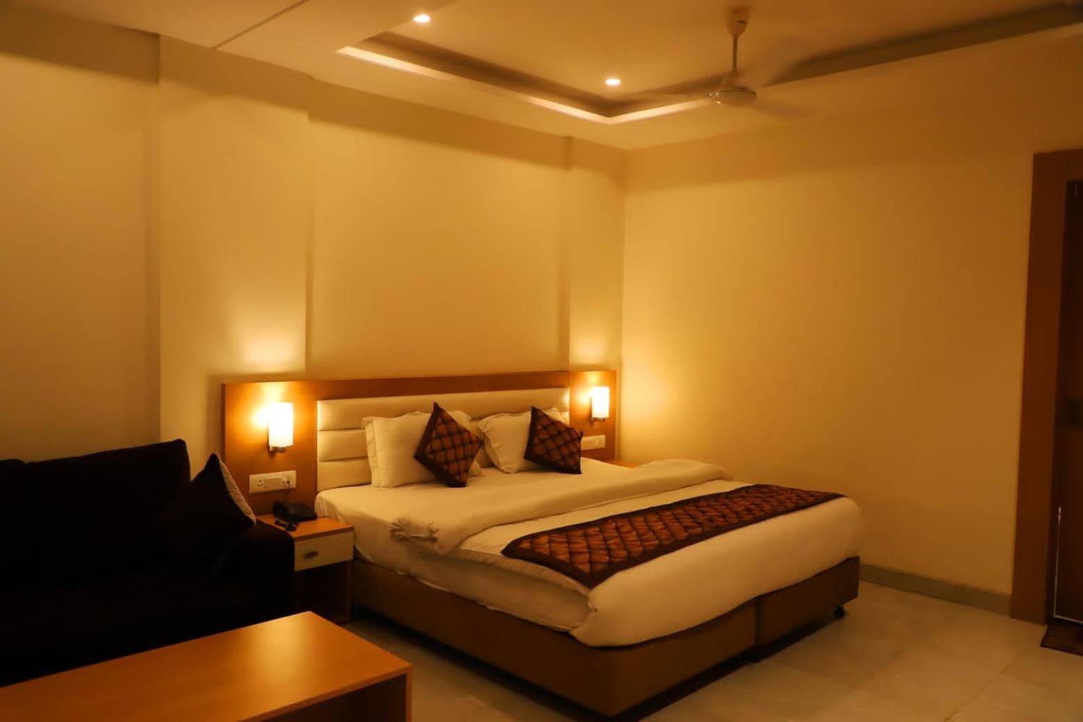 Ananda Castle Hotel Vrindavan Bagian luar foto