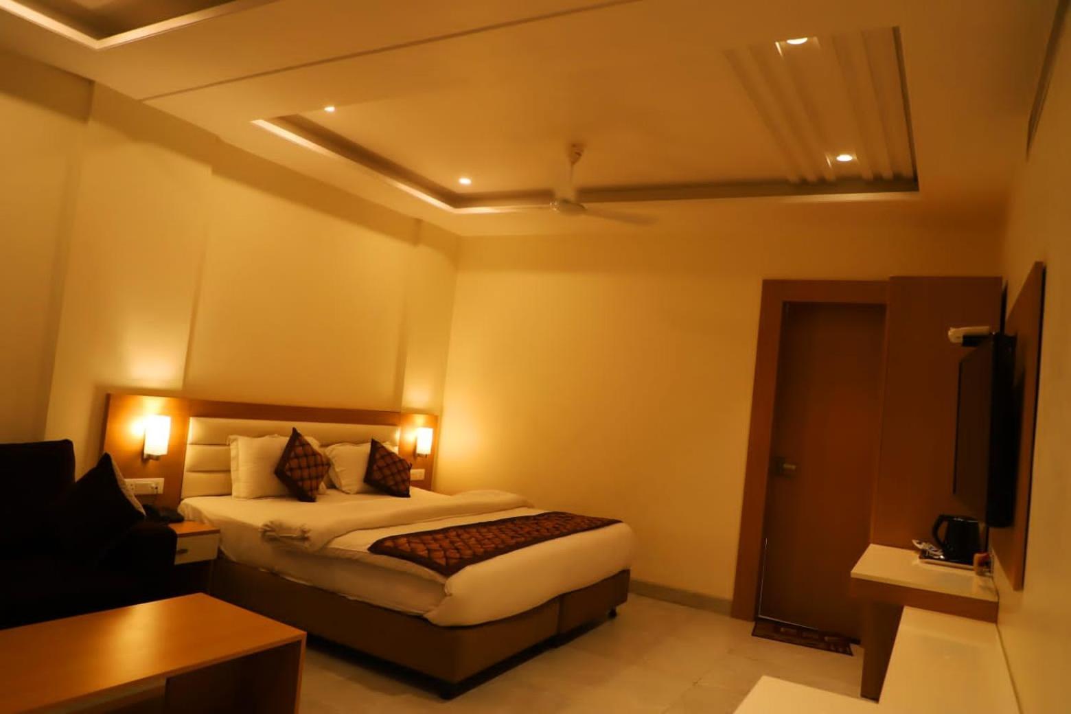 Ananda Castle Hotel Vrindavan Bagian luar foto