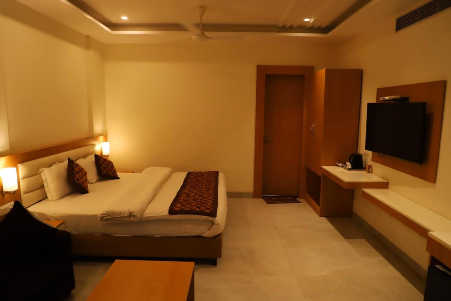 Ananda Castle Hotel Vrindavan Bagian luar foto